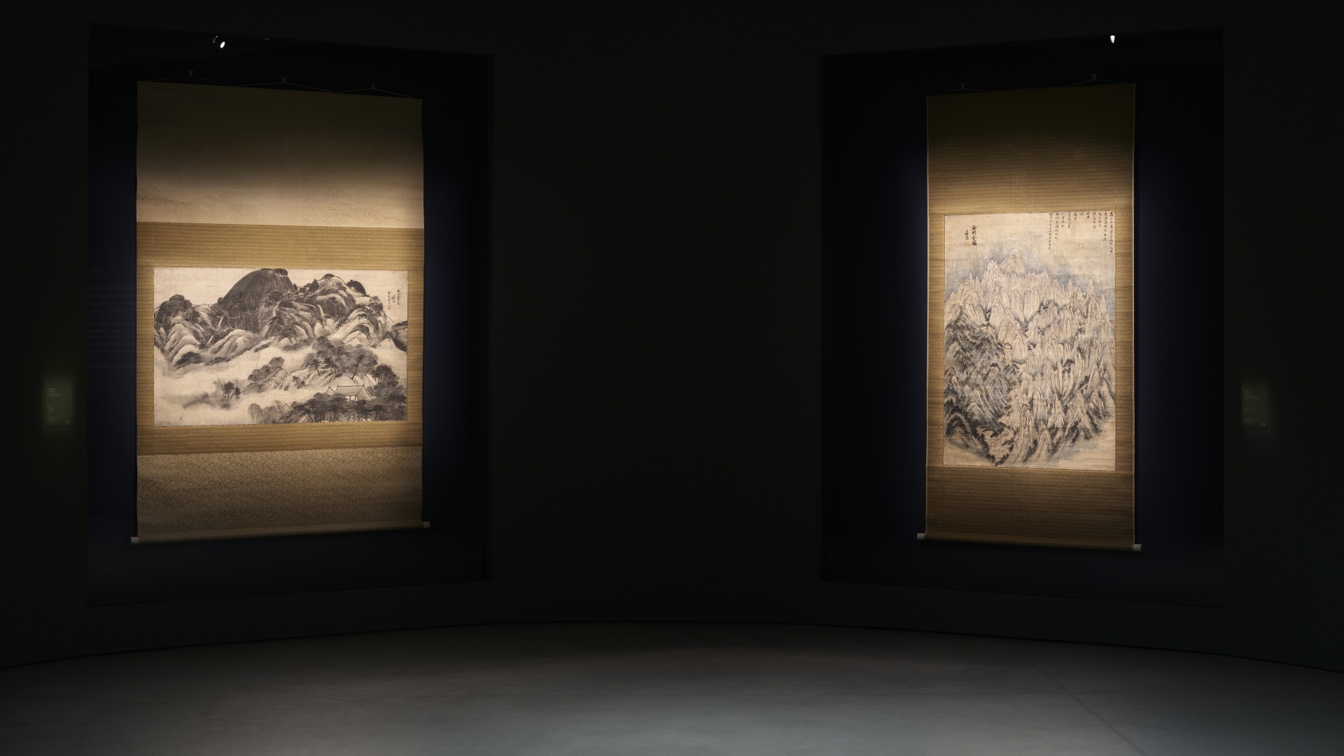 겸재 정선 전시 포스터. 겸재 정선의 진경산수화 배경 위에 전시 제목, 기간(2025.4.2–6.29), 장소(호암미술관) 등의 정보가 한글과 영문, 한자로 병기되어 있음